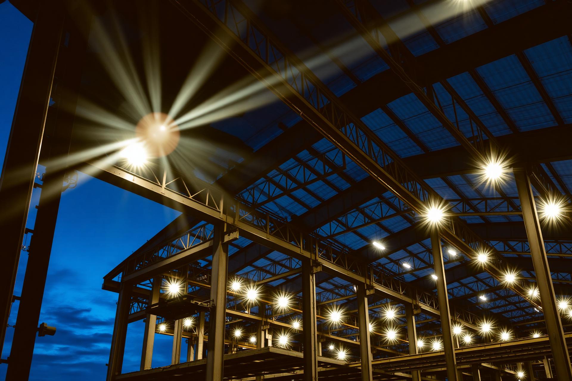 Estrutura metálica industrial iluminada ao entardecer
